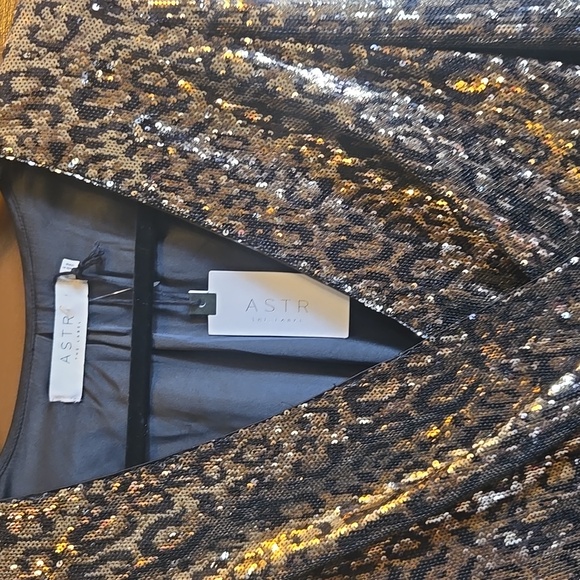 ASTR-Sequin blk/ gold animal print V neck short dress Sz S NWT. - Picture 6 of 10